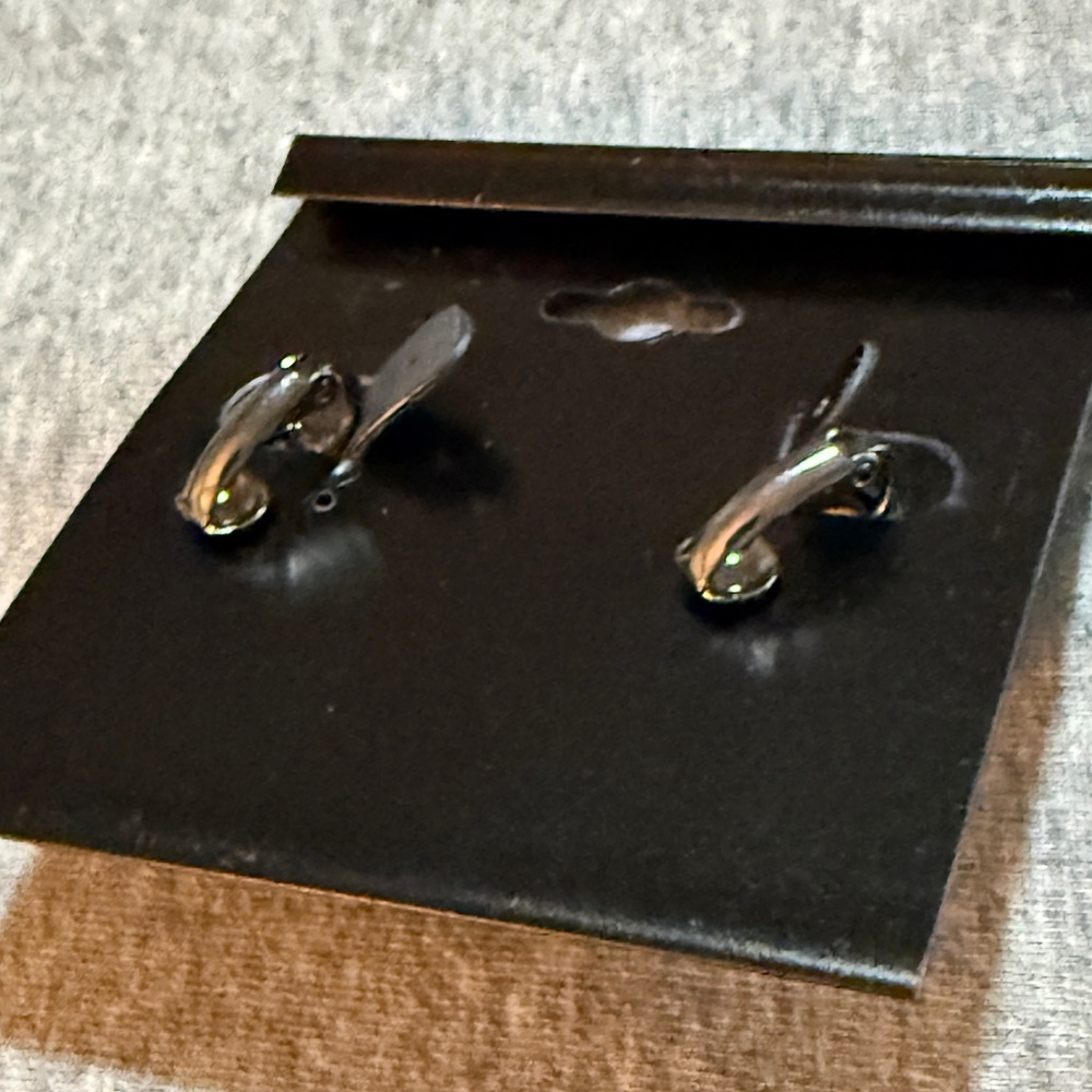 Elegant Black Stud Earrings NWT - Picture 4 of 4